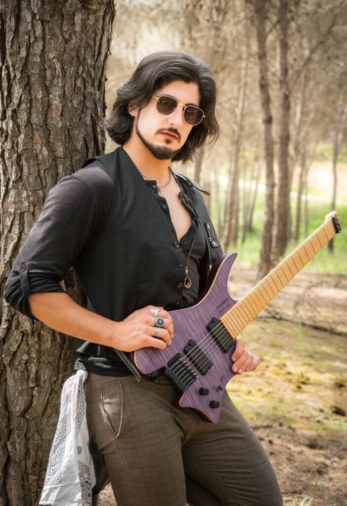 Sergio Culebras con la guitarra
